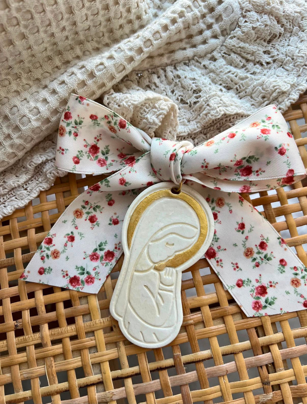 medalla virgen niña flores